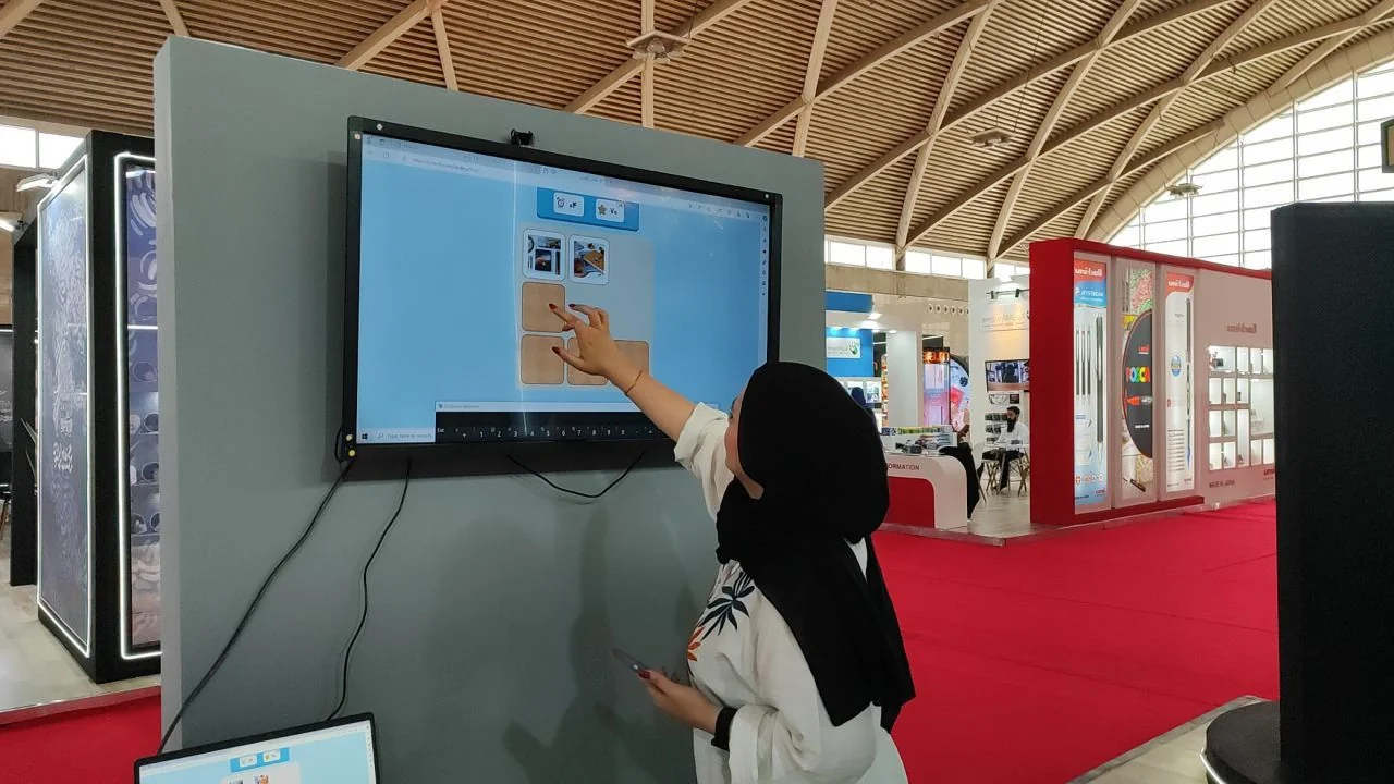 کاربر در فضای نمایشگاهی